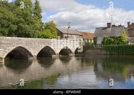 Mittelalterliche Brücke über den Fluss Avon in Fordingbridge, Hampshire Stockfoto