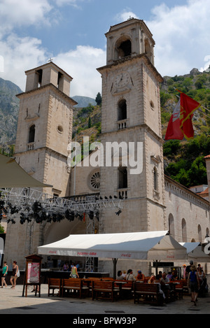 Die Kathedrale Sveti Tripun, St. Tryphon, dominiert den Platz des Sailors Revolte, auch bekannt als Platz der St. Tripun. Stockfoto