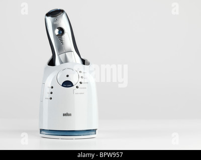 Braun 790CC - 9595 Pulsonic selbstreinigend Elektrorasierer auf weißem Hintergrund isoliert Stockfoto