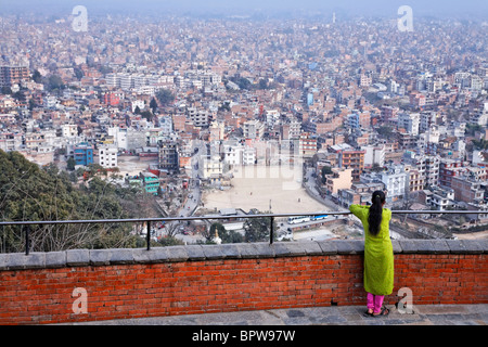 Blick über die Dächer von Swayambhunath, dem Affentempel, Kathmandu, Nepal Stockfoto