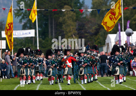 Die Braemar Royal Highland Gathering von HM Königin Elizabeth II besucht Stockfoto