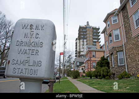 Wohngegend Wasserkasten Probenahme-Station für New York City Trinkwasser Routineprüfungen Stockfoto