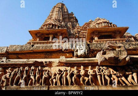 Skulptur auf Lakshmana Tempel, Khajuraho, Madhya Pradesh, Indien Stockfoto