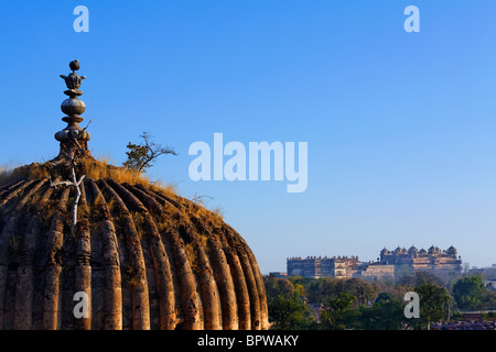 Kuppel des ein Kenotaph mit Raj Mahal im Hintergrund, Orchha, Madhya Pradesh, Indien Stockfoto