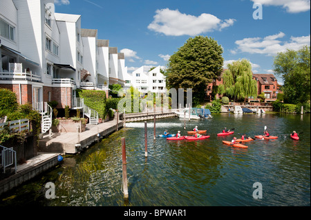 Sommeraktivitäten und durch Marlow-Sperre auf der Themse, Buckinghamshire, England, Vereinigtes Königreich Stockfoto