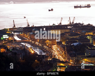 Abend-Blick auf die Stadt Rijeka, der nördlichen Adria, Kroatien. Stockfoto