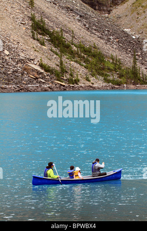 Kanus am schönen Lake Moraine in Banff Nationalpark, Alberta, Kanada. Urlaub mit der Familie genießen und Erholung. Stockfoto