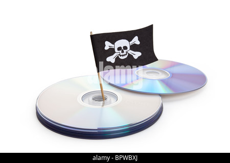 CD, DVD und Piratenflagge, Konzept der Piraterie Stockfoto