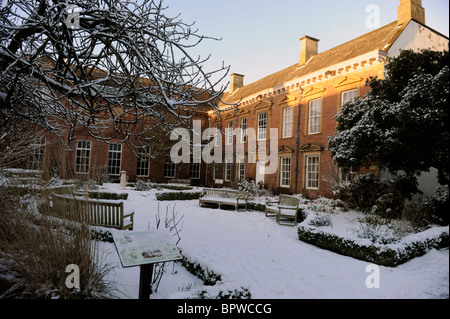 Gärten von Tullie House Museum and Art Gallery, Carlisle, Cumbria, im Winterschnee bedeckt Stockfoto