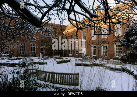 Gärten von Tullie House Museum and Art Gallery, Carlisle, Cumbria, im Winterschnee bedeckt Stockfoto