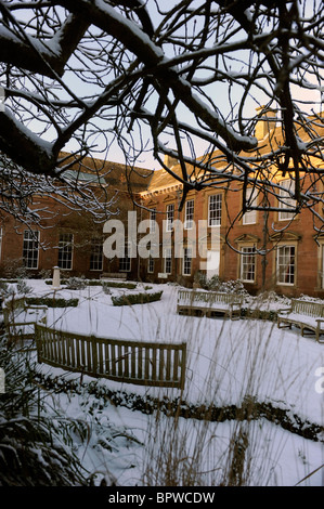 Gärten von Tullie House Museum and Art Gallery, Carlisle, Cumbria, im Winterschnee bedeckt Stockfoto