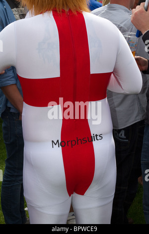 Mann, Fancy Dress England Flagge von St George, Morphsuits bei Betfred Sprint Cup Rennen treffen, Haydock Park Racecourse Samstag, 4. September 2010 Stockfoto