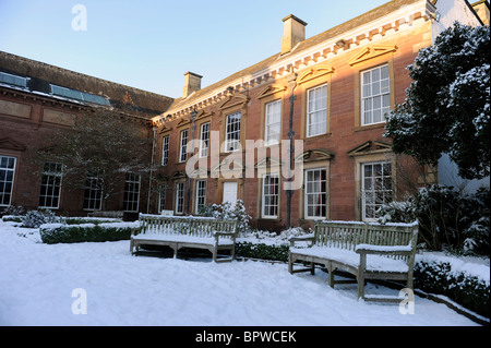 Gärten von Tullie House Museum and Art Gallery, Carlisle, Cumbria, im Winterschnee bedeckt Stockfoto