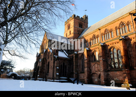 Carlisle Kathedrale im Winterschnee Stockfoto