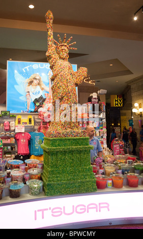 Ein süßer Stall im New York New York Hotel mit einer Statue of Liberty ausgefertigt von Süßigkeiten, Las Vegas USA Stockfoto