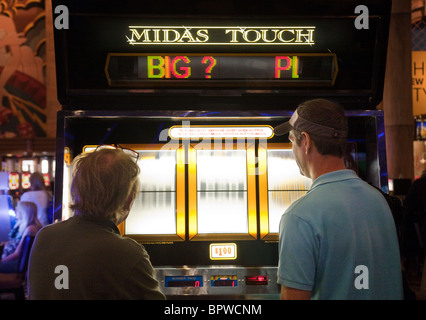 Zwei Männer spielen auf Spielautomaten, New York New York Hotel & Casino, Las Vegas USA Stockfoto