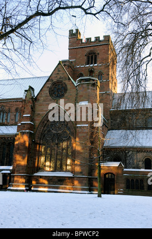 Carlisle Kathedrale im Winterschnee Stockfoto