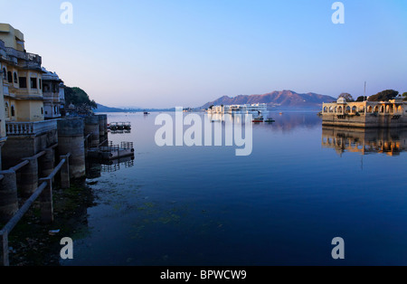 Das Lake Palace Hotel mitten im Pichola-See, Udaipur, Rajasthan, Indien Stockfoto