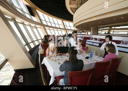 Ein Familienessen im 'Top of the World' Drehrestaurant im Strat oder Stratosphere Hotel, Tower & Casino, The Strip, Las Vegas Nevada USA Stockfoto