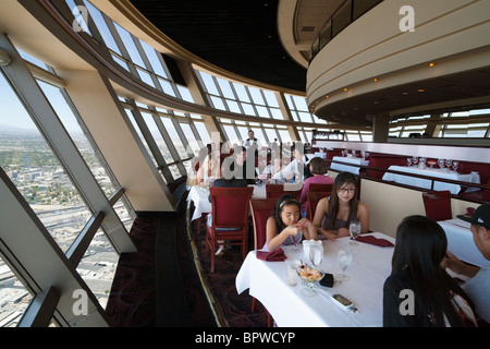 Eine Familie Essen im Drehrestaurant "Top of the World" im Stratosphere Hotel, Strip, Las Vegas Nevada, USA Stockfoto