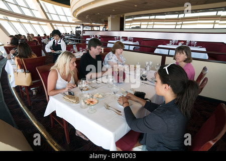 Ein Familienessen im 'Top of the World' Drehrestaurant im Strat oder Stratosphere Hotel, Tower & Casino, The Strip, Las Vegas Nevada USA Stockfoto