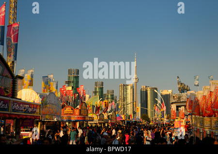 Canadian National Exhibition Fair entlang der Midway bei Sonnenuntergang mit Toronto Skyline Stockfoto