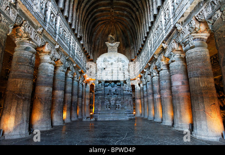 Geformte Höhle innen, Ajanta Höhlen, Bundesstaat Maharashtra, Indien Stockfoto