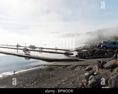 Sonne brennt durch Morgennebel über Clallam Bay & schwimmende Anlegestellen mit festgemachten Boote im Hafen am berühmten Sportfischen Hafen Sekiu Stockfoto