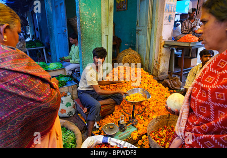 Blumen zum Verkauf an Devaraja Markt, Mysore, Karnataka, Indien Stockfoto