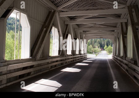 Das Innere des eine überdachte Brücke an einem sonnigen Tag. Stockfoto