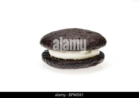 Einzelne Whoopie Pie Gebäck auf weißem Hintergrund, Ausschnitt. Stockfoto