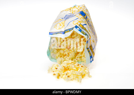 Offene Beutel mit Pop Secret-Mikrowellen-Popcorn auf weißem Hintergrund, Ausschnitt. Stockfoto