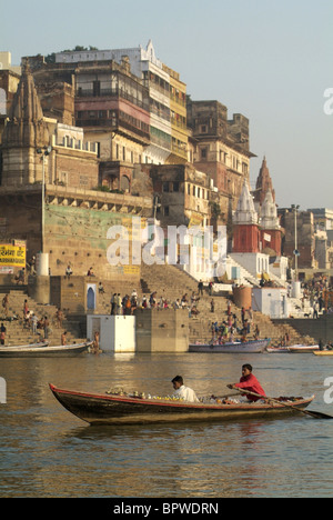 Zwei Männer in einem Boot auf den Ganges in Varanasi, Indien Stockfoto