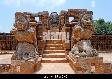 Löwen-Statuen am Eingang zum Sonne-Bügel, Konark, Orissa, Indien Stockfoto