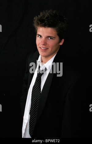 Porträt von ein hübscher junger Mann im schwarzen Anzug Stockfoto