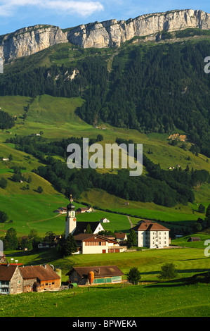 Gemeinde Schwende in der Region Appenzell, Alpstein Bergkette hinter der Schweiz Stockfoto