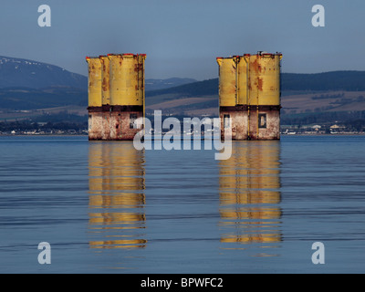 Der Rumpf der Hutton Spannung Bein Plattform liegt im Cromarty Firth Schottland, es ist Beine rostenden spiegelt sich im Meer. Stockfoto