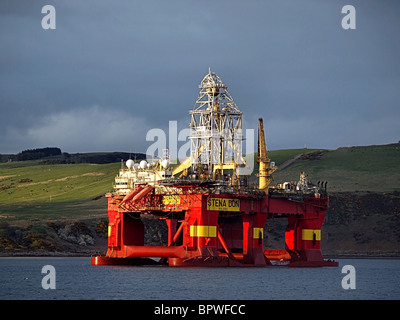 Die halb versenkbaren Ölbohrungen rig Stena Don im Cromarty Firth auf dem Weg nach tiefem Wasser Bohren aus Grönland zu mobilisieren. Stockfoto