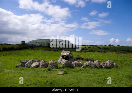 Stein-Kreis und Domen in Carrowmore Megalith Friedhof mit Knocknarea Mountain und queen Maeve es Cairn hinter Stockfoto