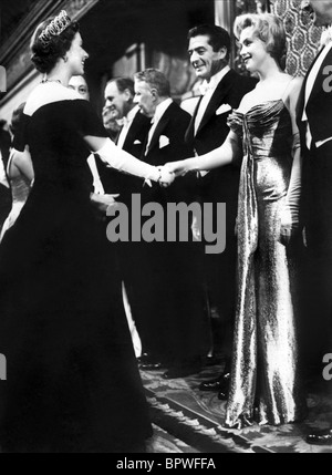 QUEEN ELIZABETH II VICTOR MATURE & MARILYN MONROE BATTLE OF THE RIVER PLATE PREM 30. November 1956 LONDON Stockfoto