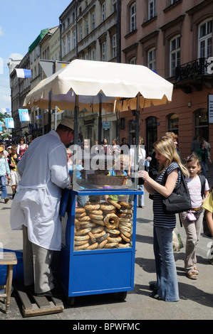 Brezel-Verkäufer auf Grodska St in Krakau Stockfoto