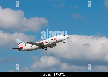 BMI baby Boeing 737-3QB G-OBMP Jet nur nach nehmen weg von Cardiff internationaler Flughafen. Stockfoto