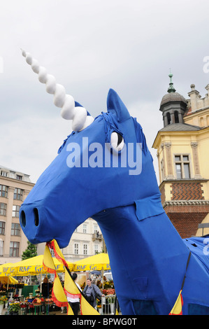 Riesigen Einhorn auf dem großen Drachen Parade auf dem Marktplatz Rynek Glowny in Krakau Stockfoto