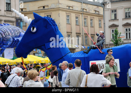 Riesigen Einhorn auf dem großen Drachen Parade auf dem Marktplatz Rynek Glowny in Krakau Stockfoto