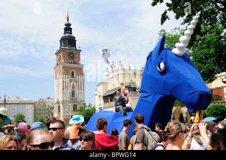 Riesigen Einhorn auf dem großen Drachen Parade auf dem Marktplatz Rynek glowny Stockfoto