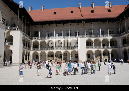 Touristen in den Innenhof Schloss Wawel in Krakau Stockfoto