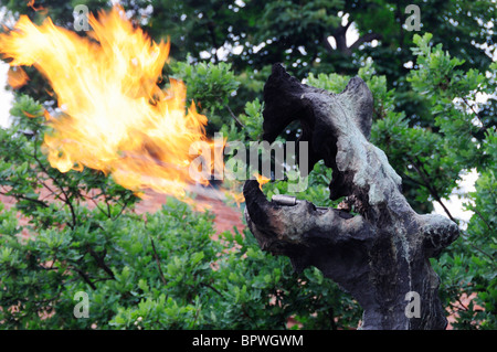 Drachenstatue Atmung Feuer in die Drachenhöhle am Wawel-Hügel in Krakau Stockfoto