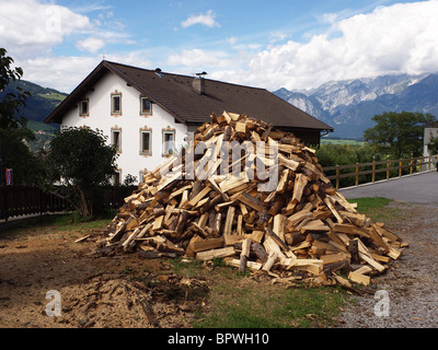 Ein Haufen von Protokollen für Winter Brennstoff bereit zum Stapeln an einem trockenen Ort in der Nähe von österreichischen Tirol Innsbruck Patsch Stockfoto