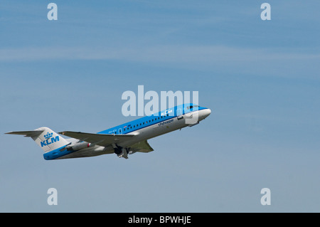 KLM-Jet-Flugzeuge fliegen aus Cardiff Flughafen Wales Stockfoto