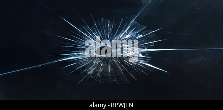 Einschussloch in das Glas des Fensters meines Ateliers. Stockfoto